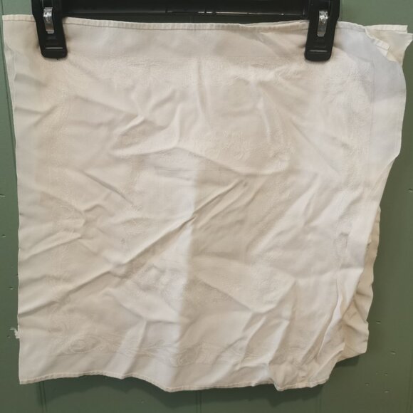 Set of 4 Vintage White Damask Handkerchiefs Floral Pattern Square 15.5" - Picture 1 of 4